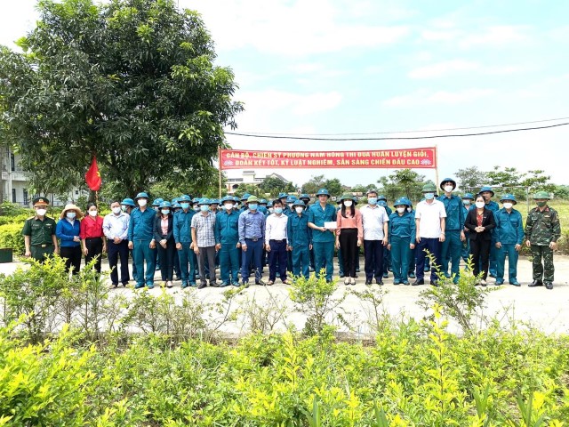 Lãnh đạo thị xã Hồng Lĩnh và phường Nam Hồng thăm lực lượng dân quân huấn luyện tại phường năm 2022