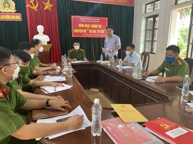 Chi bộ Công an phường Nam Hồng tổ chức sinh hoạt chính trị “Tự soi, tự sửa” theo Nghị quyết Trung ương 4 (khóa XII)