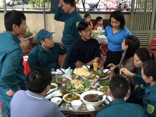 Bữa cơm ấm lòng dân quân của phụ nữ phường Nam Hồng