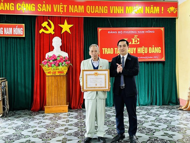  Đảng bộ phường Nam Hồng đã tổ chức Lễ trao tặng Huy hiệu Đảng đợt 3/2/2024.